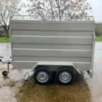 Remolque caja cerrada 2 ejes con freno y puerta trasera ventilada en Remolques JCastillo en Alcolea del Río, en Sevilla