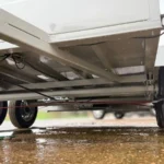 Remolque caja cerrada 2 ejes con freno y puerta trasera ventilada en Remolques JCastillo en Alcolea del Río, en Sevilla