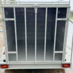 Remolque caja cerrada 2 ejes con freno y puerta trasera ventilada en Remolques JCastillo en Alcolea del Río, en Sevilla