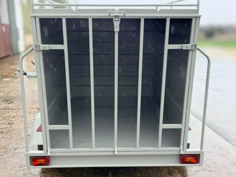 Remolque caja cerrada 2 ejes con freno y puerta trasera ventilada en Remolques JCastillo en Alcolea del Río, en Sevilla