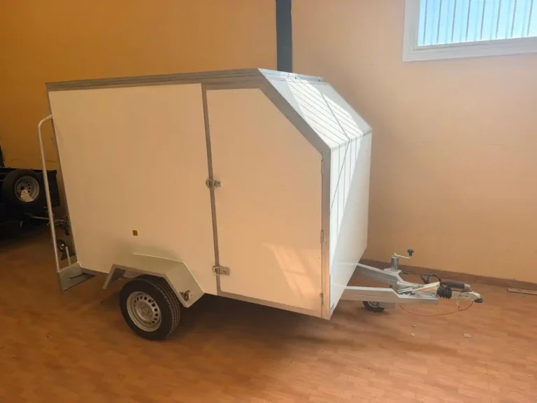 Remolque caja cerrada composite para camperizar o transporte de drones o motos de competición, JCastillo en Alcolea del río